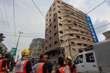 Foto de 02 de octubre de 2023 - Gaza, Palestina: Miembros de la Defensa Civil Palestina inspeccionan el sitio del colapso de un bloque de construcción ubicado en un edificio en construcción en la ciudad de Gaza. - Imagen libre de derechos