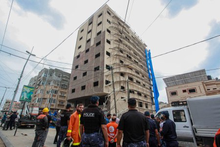Foto de 02 de octubre de 2023 - Gaza, Palestina: Miembros de la Defensa Civil Palestina inspeccionan el sitio del colapso de un bloque de construcción ubicado en un edificio en construcción en la ciudad de Gaza. - Imagen libre de derechos