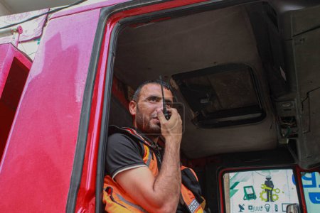 Foto de 02 de octubre de 2023 - Gaza, Palestina: Un miembro de la Defensa Civil palestina inspecciona el sitio del colapso de un bloque de construcción colocado en un edificio en construcción en la ciudad de Gaza. - Imagen libre de derechos