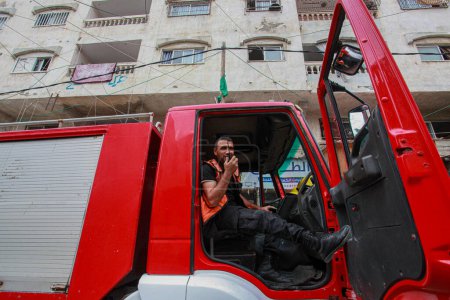Téléchargez les photos : 02 octobre 2023 - Gaza, Palestine : Un membre de la Défense civile palestinienne inspecte le site de l'effondrement d'un bloc de construction placé sur un bâtiment en construction dans la ville de Gaza. - en image libre de droit
