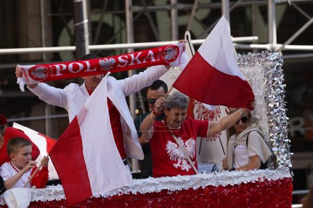 Foto de El 86º Desfile Anual del Día Polaski. 01 de octubre de 2023, Nueva York, Estados Unidos: El 86º Desfile Anual del Día Pulaski en la ciudad de Nueva York, celebrado el 1 de octubre de 2023, fue una celebración vibrante de la herencia polaca y estadounidense, rindiendo homenaje a los valores compartidos. - Imagen libre de derechos