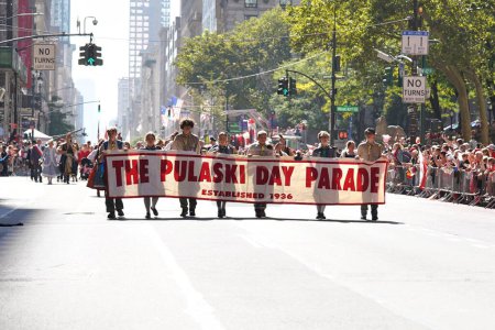 Foto de El 86º Desfile Anual del Día Polaski. 01 de octubre de 2023, Nueva York, Estados Unidos: El 86º Desfile Anual del Día Pulaski en la ciudad de Nueva York, celebrado el 1 de octubre de 2023, fue una celebración vibrante de la herencia polaca y estadounidense, rindiendo homenaje a los valores compartidos. - Imagen libre de derechos