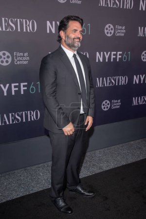 Foto de 2 de octubre de 2023, Nueva York, Estados Unidos: Steven Morrow asiste a la alfombra roja de Maestro durante el 61º Festival de Cine de Nueva York en David Geffen Hall en la ciudad de Nueva York. - Imagen libre de derechos