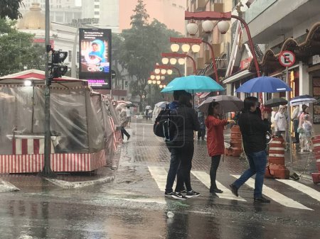 Téléchargez les photos : Sao Paulo (SP), 10 / 01 / 2023 - METEO / RAIN / SP - Beaucoup de pluie dans la capitale en raison des changements de température le dimanche (01) dans la région de Bairro da Liberdade, centre de Sao Paulo. - en image libre de droit