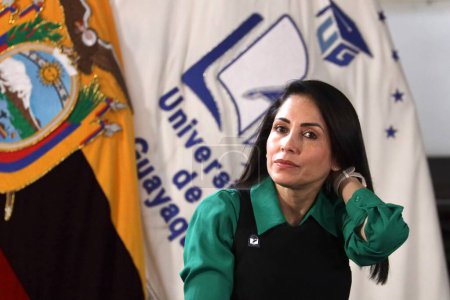 Téléchargez les photos : 03 septembre 2023, Guayaquil Équateur : La candidate à la présidence équatorienne, Luisa Gonzalez, a tenu une réunion à Guayaquil avec de jeunes étudiants universitaires à l'université. - en image libre de droit