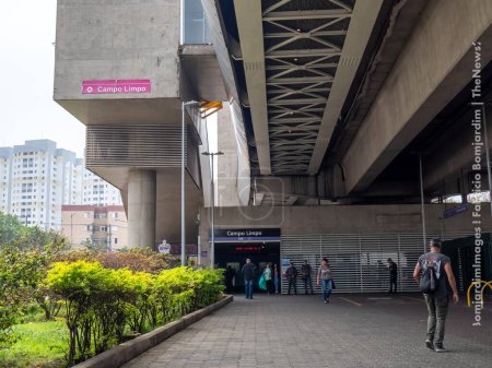 Téléchargez les photos : Sao Paulo (SP), 10 / 03 / 2023 - GREVE / METRO / SP - Vue de la gare Campo Limpo et du métro lilas ligne 5 le matin de ce mardi (03) dans la zone sud de Sao Paulo. En raison de la grève du métro, de Sabesp et du CPTM, les lignes 1 bleue, 2 verte et 3 rouge. - en image libre de droit