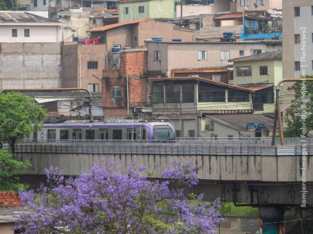 Téléchargez les photos : Sao Paulo (SP), 10 / 03 / 2023 - GREVE / METRO / SP - Vue de la gare Campo Limpo et du métro lilas ligne 5 le matin de ce mardi (03) dans la zone sud de Sao Paulo. En raison de la grève du métro, de Sabesp et du CPTM, les lignes 1 bleue, 2 verte et 3 rouge. - en image libre de droit