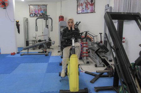 Foto de 03 de octubre de 2023 - Gaza, Palestina: Amani Zahid, 40 años, entrenador de musculación y fitness solo para mujeres. - Imagen libre de derechos