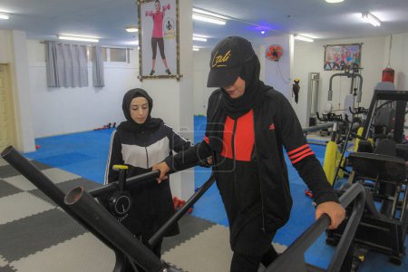 Téléchargez les photos : 03 octobre 2023 - Gaza, Palestine : Amani Zahid, 40 ans, musculation et entrainement pour femmes seulement. - en image libre de droit