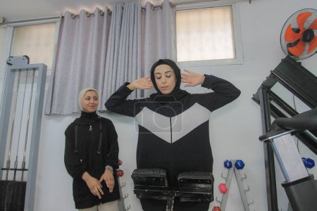 Foto de 03 de octubre de 2023 - Gaza, Palestina: Amani Zahid, 40 años, entrenador de musculación y fitness solo para mujeres. - Imagen libre de derechos