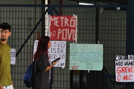 Téléchargez les photos : Sao Paulo (SP), 10 / 03 / 2023 - Mouvement au terminal de Jabaquara un jour où les trains et les métros sont arrêtés. Les employés protestent contre les plans de privatisation, et la grève devrait durer 24 heures. - en image libre de droit
