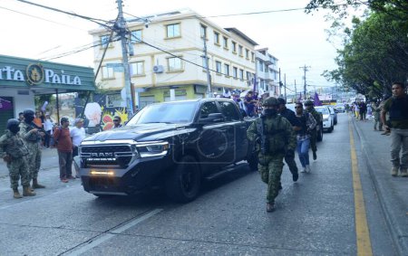 Foto de 04 de octubre de 2023, Guayaquil, Ecuador: El candidato presidencial de Ecuador, Daniel Noboa, realizó una campaña política sobre una carroza en el norte de Guayaquil. - Imagen libre de derechos