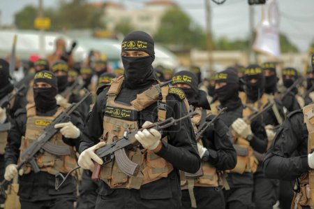 Foto de 4 de octubre de 2023 - Gaza, Palestina: Combatientes de las Brigadas Al-Quds, el brazo militar del Movimiento Yihad Islámica en Palestina, participan en un desfile militar sobre el movimiento 36, en la Franja de Gaza. - Imagen libre de derechos