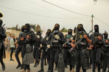Téléchargez les photos : 4 octobre 2023 - Gaza, Palestine : Des combattants des Brigades Al-Quds, la branche militaire du Mouvement du Jihad islamique en Palestine, participent à un défilé militaire sur le 36e mouvement, dans la bande de Gaza. - en image libre de droit