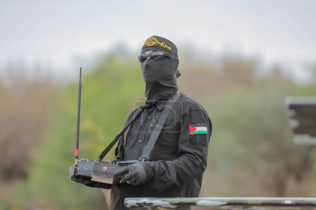 Foto de 4 de octubre de 2023 - Gaza, Palestina: Combatiente de las Brigadas Al-Quds, el brazo militar del Movimiento Yihad Islámica en Palestina, participa en un desfile militar sobre el movimiento 36, en la Franja de Gaza. - Imagen libre de derechos