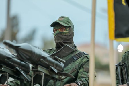 Foto de 4 de octubre de 2023 - Gaza, Palestina: Combatiente de las Brigadas Al-Quds, el brazo militar del Movimiento Yihad Islámica en Palestina, participa en un desfile militar sobre el movimiento 36, en la Franja de Gaza. - Imagen libre de derechos