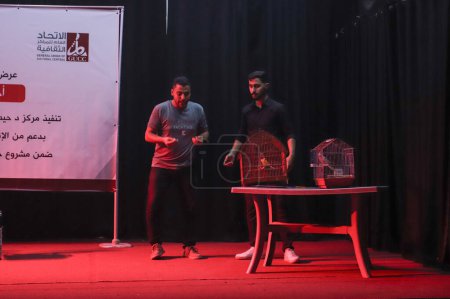 Foto de 5 de octubre de 2023. Gaza, Palestina: Artistas palestinos presentan la representación teatral Sueños Rosa en la ciudad de Gaza. - Imagen libre de derechos