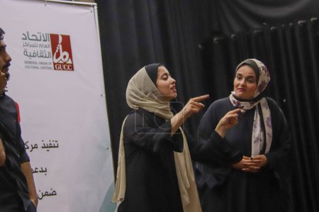 Foto de 5 de octubre de 2023. Gaza, Palestina: Artistas palestinos presentan la representación teatral Sueños Rosa en la ciudad de Gaza. - Imagen libre de derechos