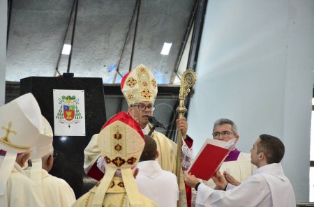 Foto de Natal (RN), 10 / 07 / 2023 Inauguración de Dom Joao Santos Cardoso, como nuevo arzobispo de Natal RN, este sábado por la mañana (07), en la Catedral Metropolitana de Natal. Más de 5 mil fieles llenan la catedral de Natal - Imagen libre de derechos