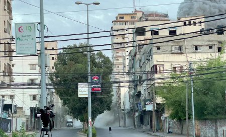 Foto de GAZA, PALESTINA, 07.10.2023: Daños causados por la ofensiva israelí en la ciudad de Gaza, Palestina, este sábado (7). Combatientes del grupo extremista islámico Hamás lanzaron redadas en varios lugares del sur de Israel - Imagen libre de derechos