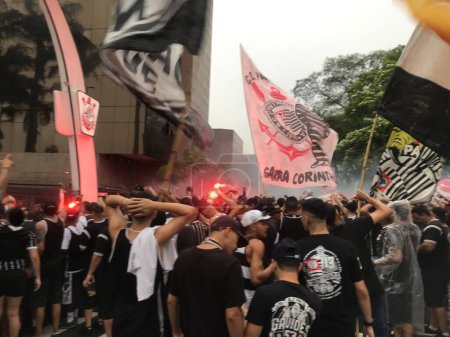 Foto de Sao Paulo (SP), Brasil 10 / 07 / 2023 - hinchas corintios organizados realizaron una protesta frente a la sede del equipo para exigir el pésimo desempeño de la dirección en el Campeonato de Brasil - Imagen libre de derechos