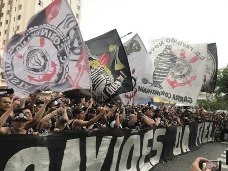 Téléchargez les photos : Sao Paulo (SP), Brésil 10 / 07 / 2023 - Les supporters des Corinthiens organisés ont organisé une manifestation devant le siège de l "équipe pour exiger la piètre performance de la direction dans le Championnat du Brésil - en image libre de droit