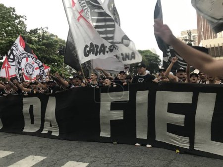 Foto de Sao Paulo (SP), Brasil 10 / 07 / 2023 - hinchas corintios organizados realizaron una protesta frente a la sede del equipo para exigir el pésimo desempeño de la dirección en el Campeonato de Brasil - Imagen libre de derechos