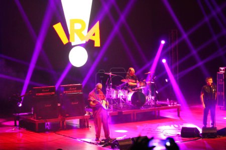 Téléchargez les photos : CURITIBA (PR) Brésil 10 / 07 / 2023 - Banda IRA, l'un des plus grands noms du Rock Nacional, est en route pour célébrer les 35 ans de l'album "PSCICOACUSTICA". Le groupe se produit ce soir à Curitiba sur la scène Teatro Positivo. - en image libre de droit