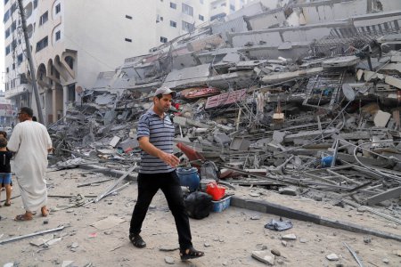 Téléchargez les photos : Les Palestiniens inspectent les ruines de la tour Watan, détruite par les frappes aériennes israéliennes dans la ville de Gaza, le 8 octobre 2023. Gaza, Palestine : Des Palestiniens inspectent les ruines de la tour Watan, détruite par les frappes aériennes israéliennes à Gaza - en image libre de droit