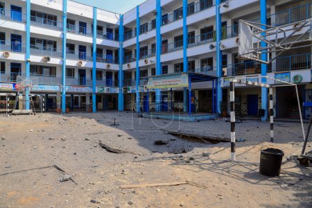 Photo for Aircraft bomb a United Nations school in Gaza. October 8, 2023 Gaza, Palestine: Aircraft bomb a United Nations school used as a refuge from the occupation raids in Gaza. - Royalty Free Image