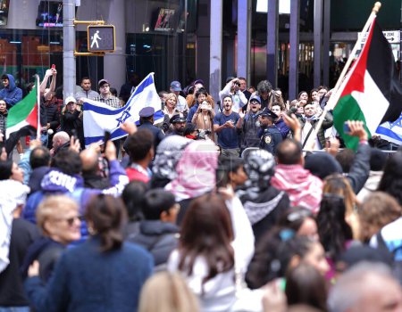 Foto de Protesta entre israelíes y palestinos Grupo en Times Square: 08 de octubre de 2023 Nueva York, Estados Unidos: En Times Square, Nueva York, las tensiones aumentaron cuando dos grupos, uno compuesto por israelíes y el otro por palestinos, se reunieron para expresar sus opiniones. - Imagen libre de derechos