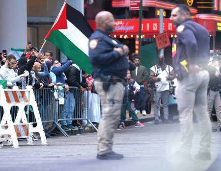 Foto de Protesta entre israelíes y palestinos Grupo en Times Square: 08 de octubre de 2023 Nueva York, Estados Unidos: En Times Square, Nueva York, las tensiones aumentaron cuando dos grupos, uno compuesto por israelíes y el otro por palestinos, se reunieron para expresar sus opiniones. - Imagen libre de derechos