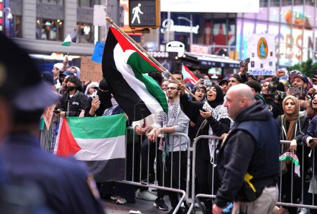 Photo for Protest between Israeli - Palestinians Group in Times Square: October 08, 2023 New York , USA: In Times Square, New York, tensions ran high as two groups, one composed of Israelis and the other of Palestinians, gathered to voice their opinions. - Royalty Free Image