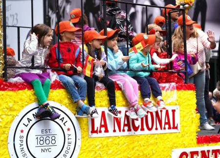 Téléchargez les photos : Le 59e défilé annuel de la Journée hispanique. 08 octobre 2023, New York, États-Unis : Le 59e défilé annuel de la Journée hispanique à New York était aujourd'hui une célébration vibrante et colorée de la culture hispanique. - en image libre de droit