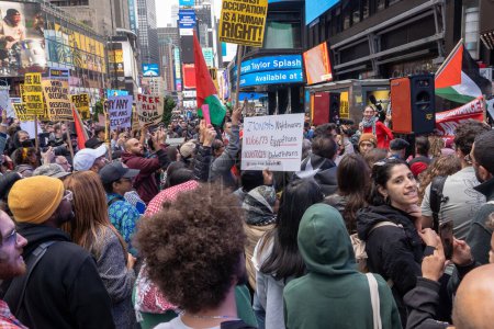 Foto de Manifestación y marcha pro-palestina en Times Square de Nueva York mientras Israel declara la guerra a Hamás en el Medio Oriente. 8 de octubre de 2023, Nueva York, Nueva York, Estados Unidos: Manifestación de personas con banderas y pancartas palestinas en apoyo del grupo militante Hamas - Imagen libre de derechos