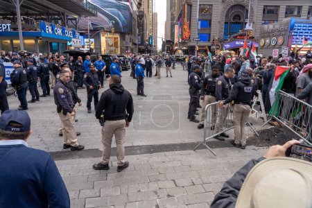 Téléchargez les photos : Rassemblement pro-palestinien et mars à Times Square à New York alors qu'Israël déclare la guerre au Hamas au Moyen-Orient. 8 octobre 2023, New York, New York, USA : Les contre-manifestants tenant des drapeaux israéliens sont séparés par des officiers de la police de New York lors d'un rassemblement - en image libre de droit