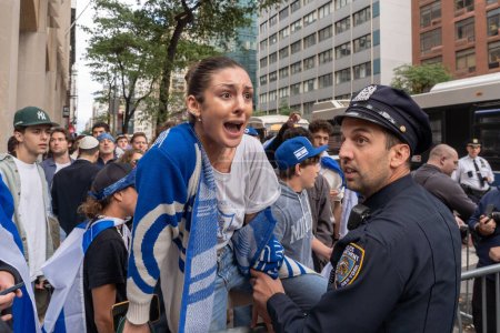 Foto de Manifestación a favor de Israel en la ciudad de Nueva York después del ataque de Hamás. 8 de octubre de 2023, Nueva York, Nueva York, Estados Unidos: Una mujer llora angustiada por un mitin pro israelí cerca del consulado israelí el 8 de octubre de 2023 en la ciudad de Nueva York. - Imagen libre de derechos