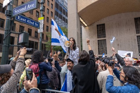 Téléchargez les photos : Manifestation pro-israélienne tenue à New York après l'attaque du Hamas. 8 octobre 2023, New York, New York, USA : Manifestation pro-israélienne près du consulat israélien le 8 octobre 2023 à New York. - en image libre de droit