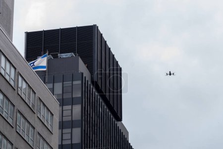 Foto de Manifestación a favor de Israel en la ciudad de Nueva York después del ataque de Hamás. 8 de octubre de 2023, Nueva York, Nueva York, Estados Unidos: dron del Departamento de Policía de Nueva York (NYPD) visto en un mitin pro-israelí cerca del consulado israelí el 8 de octubre de 2023 en la ciudad de Nueva York. - Imagen libre de derechos