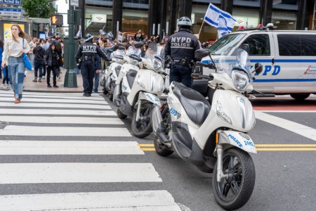 Foto de Manifestación a favor de Israel en la ciudad de Nueva York después del ataque de Hamás. 8 de octubre de 2023, Nueva York, Nueva York, Estados Unidos: Los ciclomotores del Departamento de Policía de Nueva York bloquean 42ns Street en manifestaciones opuestas cerca del consulado israelí el 8 de octubre de 2023 en la ciudad de Nueva York. - Imagen libre de derechos