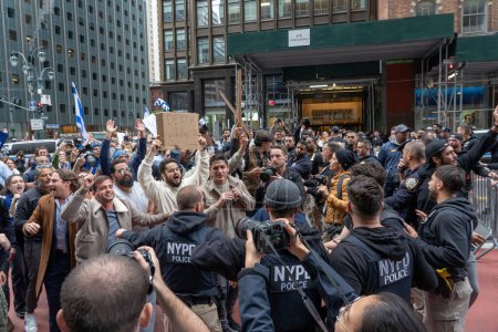 Téléchargez les photos : Manifestation pro-israélienne tenue à New York après l'attaque du Hamas. 8 octobre 2023, New York, New York, USA : Les manifestants pro-israéliens sont repoussés par la police près du consulat israélien le 8 octobre 2023 à New York. - en image libre de droit