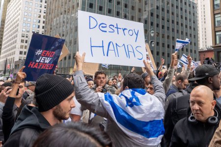 Téléchargez les photos : Manifestation pro-israélienne tenue à New York après l'attaque du Hamas. 8 octobre 2023, New York, New York, États-Unis : Un homme tient un panneau de destruction du Hamas près du consulat israélien le 8 octobre 2023 à New York. - en image libre de droit
