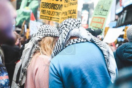 Foto de Palestinos protestan desde Times Square hasta el consulado israelí. 08 de octubre de 2023, Nueva York, Estados Unidos: Manifestantes palestinos marchan desde Times Square al Consulado de Israel para protestar contra la declaración de guerra de Israel, Bidens apoya - Imagen libre de derechos