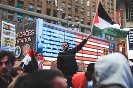 Téléchargez les photos : Manifestation palestinienne De Times Square au consulat israélien. 08 octobre 2023, New York, États-Unis : Des manifestants palestiniens défilent de Times Square au consulat israélien pour protester contre la déclaration de guerre des Israéliens, le soutien des Bidens - en image libre de droit