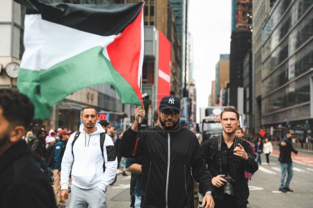 Foto de Palestinos protestan desde Times Square hasta el consulado israelí. 08 de octubre de 2023, Nueva York, Estados Unidos: Manifestantes palestinos marchan desde Times Square al Consulado de Israel para protestar contra la declaración de guerra de Israel, Bidens apoya - Imagen libre de derechos