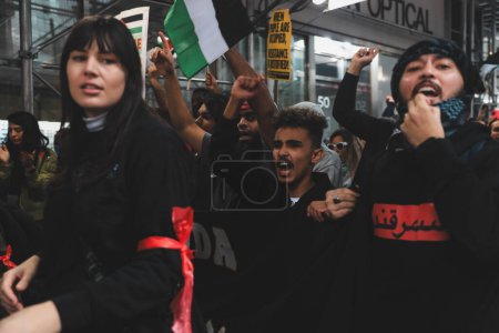 Téléchargez les photos : Manifestation palestinienne De Times Square au consulat israélien. 08 octobre 2023, New York, États-Unis : Des manifestants palestiniens défilent de Times Square au consulat israélien pour protester contre la déclaration de guerre des Israéliens, le soutien des Bidens - en image libre de droit