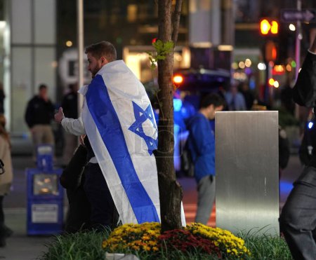 Téléchargez les photos : Manifestation israélienne à Manhattan, New York. 09 octobre 2023. New York, USA : Ce soir, une manifestation pacifique a eu lieu au coin Broadway de la 39ème rue à Manhattan. - en image libre de droit