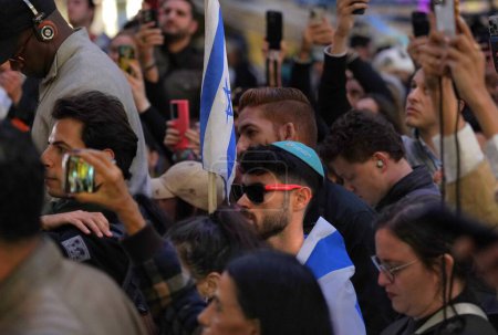 Foto de Protesta israelí en Manhattan, Nueva York. 09 de octubre de 2023. Nueva York, Estados Unidos: Esta noche, una protesta pacífica tuvo lugar en la esquina de Broadway de la calle 39 en Manhattan. - Imagen libre de derechos