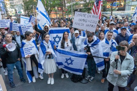 Foto de El alcalde de la ciudad de Nueva York Eric Adams celebra una vigilia a la luz de las velas para las víctimas de atentados terroristas en Israel. 9 de octubre de 2023, Nueva York, Nueva York, Estados Unidos: Manifestantes de partidarios de Israel con banderas israelíes, banderas estadounidenses y pancartas - Imagen libre de derechos