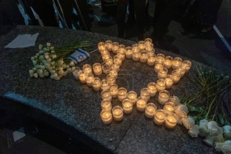 Téléchargez les photos : Eric Adams, maire de New York, organise une veillée aux chandelles pour les victimes d'attentats terroristes en Israël. 9 octobre 2023, New York, New York, USA : Un mémorial improvisé fait de bougies commémoratives en forme de Début de David et de fleurs - en image libre de droit